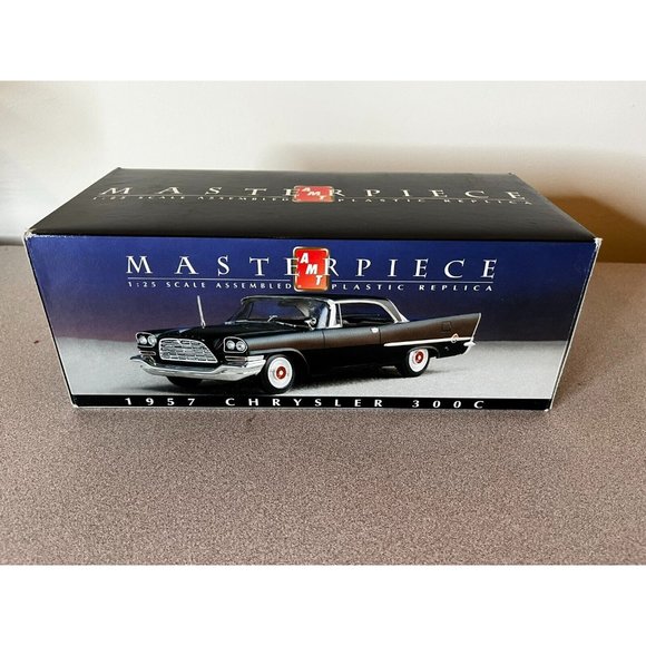 New in box AMT MASTERPIECE 1957 CHRYSLER 300C Model Car Black Hardtop 1/25 - Picture 3 of 10